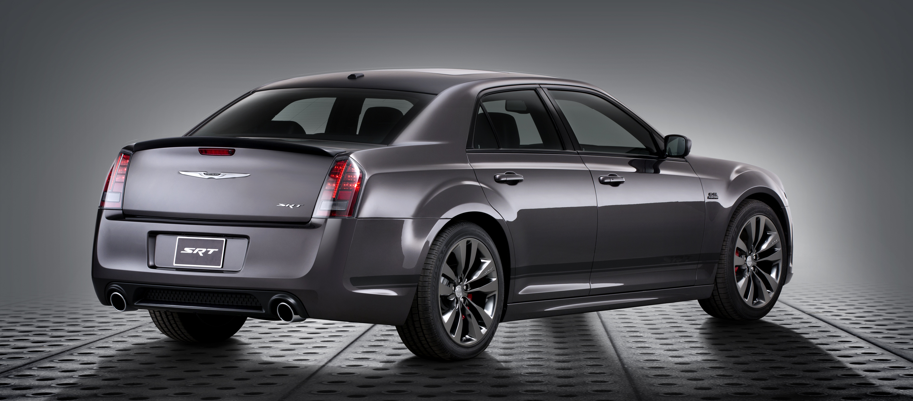 2014-chrysler-300-srt-is-bad-to-the-core-gaywheels